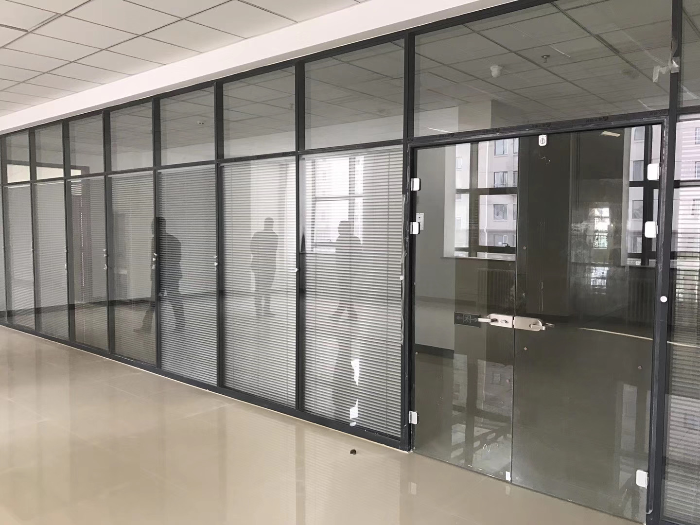 兴隆台区办公百叶隔断电动门 - 厂家